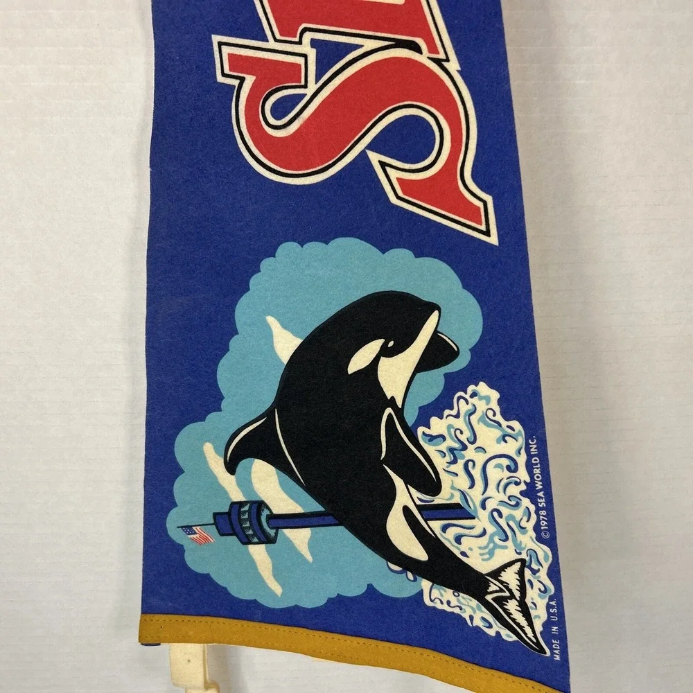 Vintage 1978 Sea World Pennant Souvenir Blue Flag Whale USA Hanco Read